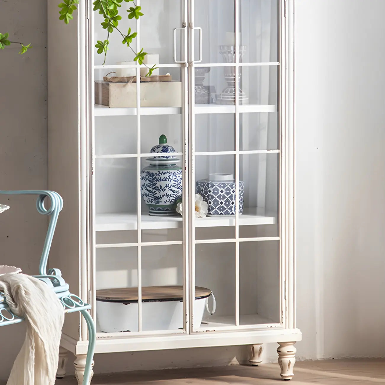 Vitrine en bois avec portes vitrées cintrées blanches classiques