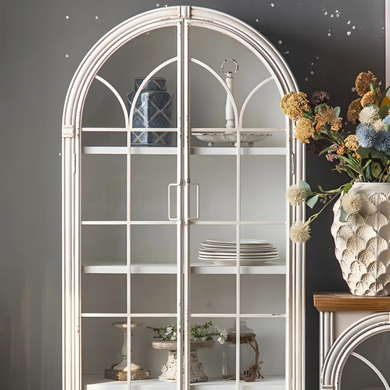 Vitrine en bois avec portes vitrées cintrées blanches classiques