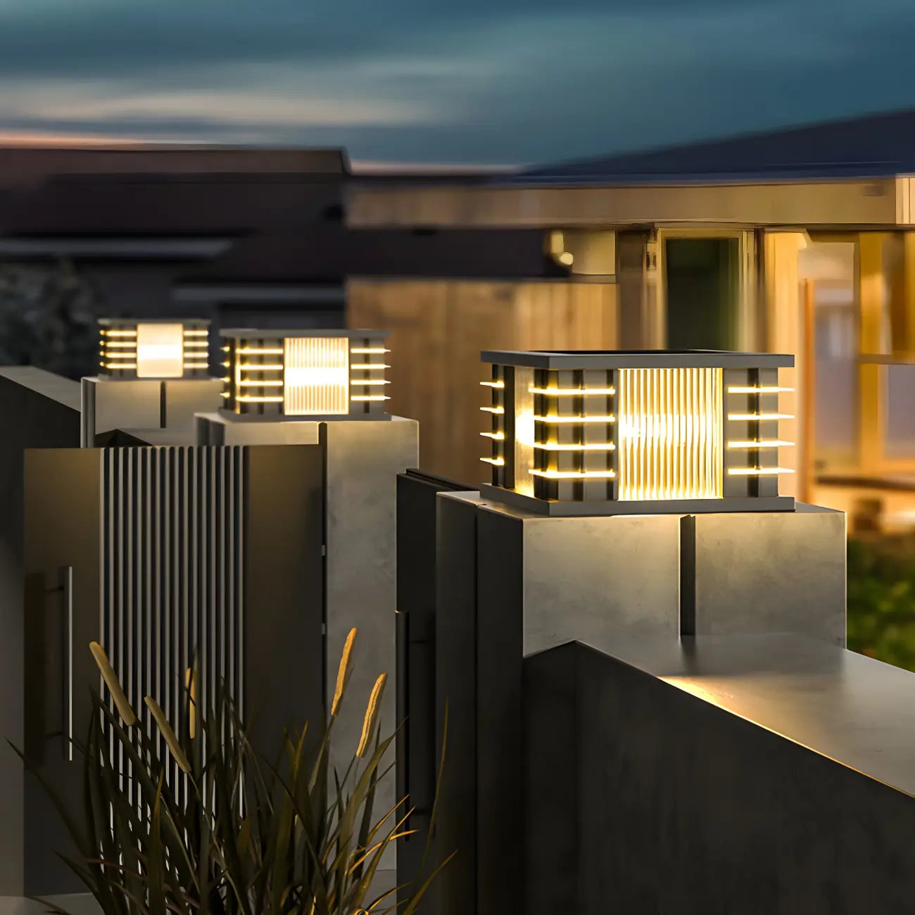 Lampadaires extérieurs carrés noirs à lumière chaude contemporaine