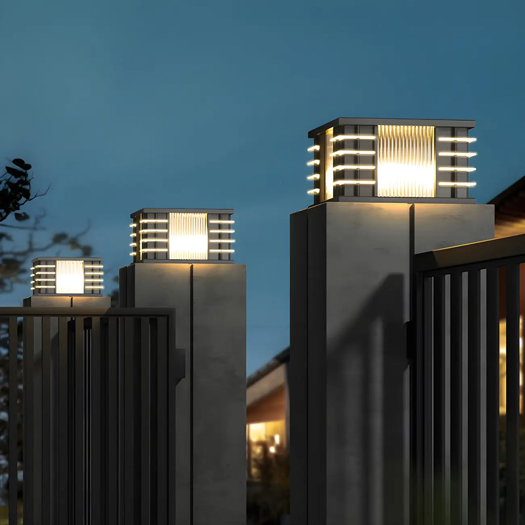Lampadaires extérieurs carrés noirs à lumière chaude contemporaine