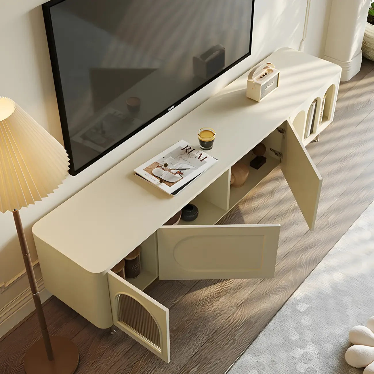 Mobile TV ad arco da 240 cm in legno bianco con nicchie e armadietti