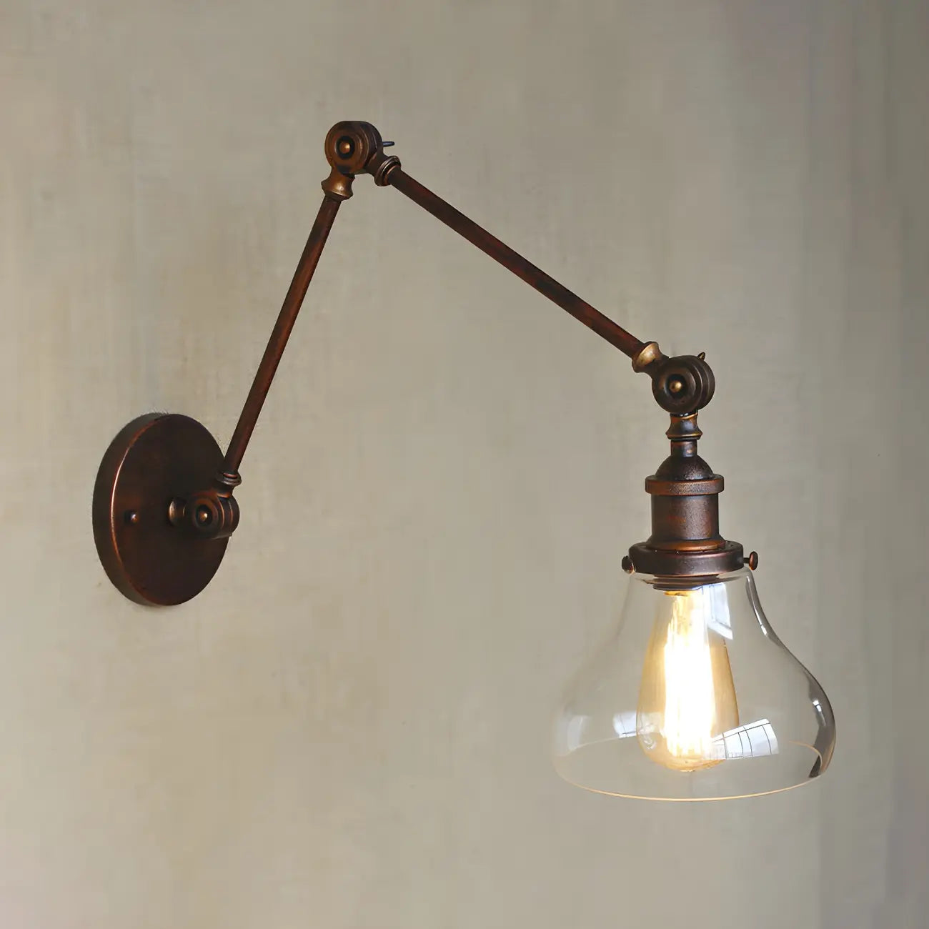 Applique murale rustique en métal avec bras articulé et abat-jour en verre transparent en forme de poire