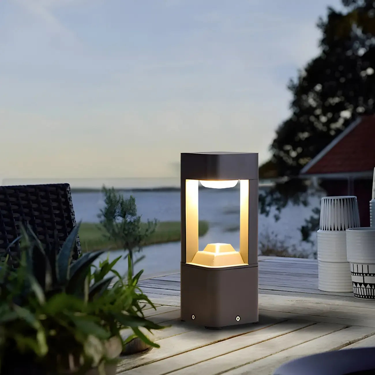 Lampe de poteau de jardin en métal noir à lumière chaude