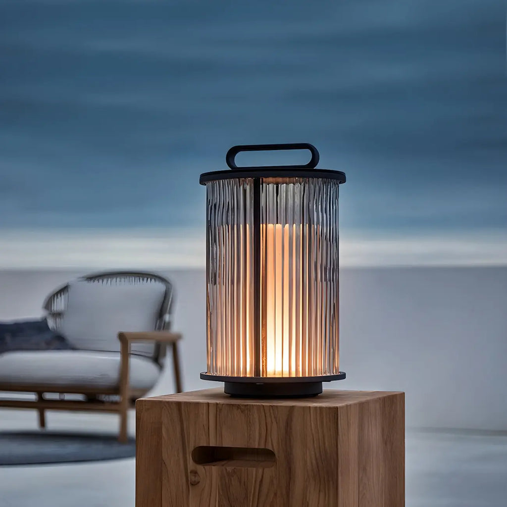 Lampes solaires cylindriques en métal noir pour poteaux extérieurs