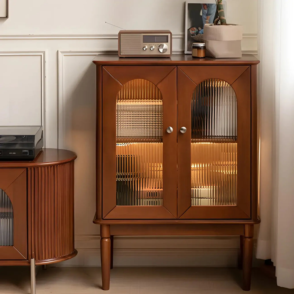 Petit vaisselier en bois brun avec porte vitrée et éclairage intégré.