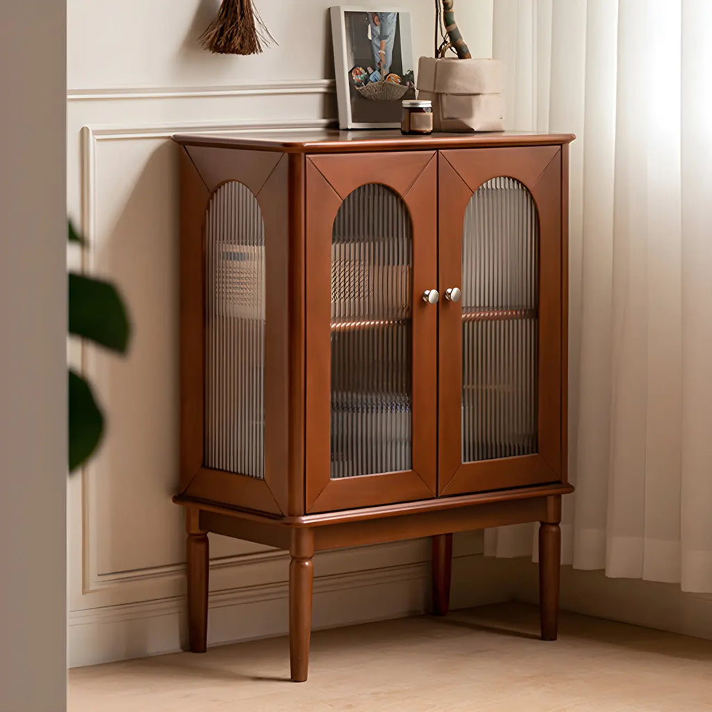 Petit vaisselier en bois brun avec porte vitrée et éclairage intégré.