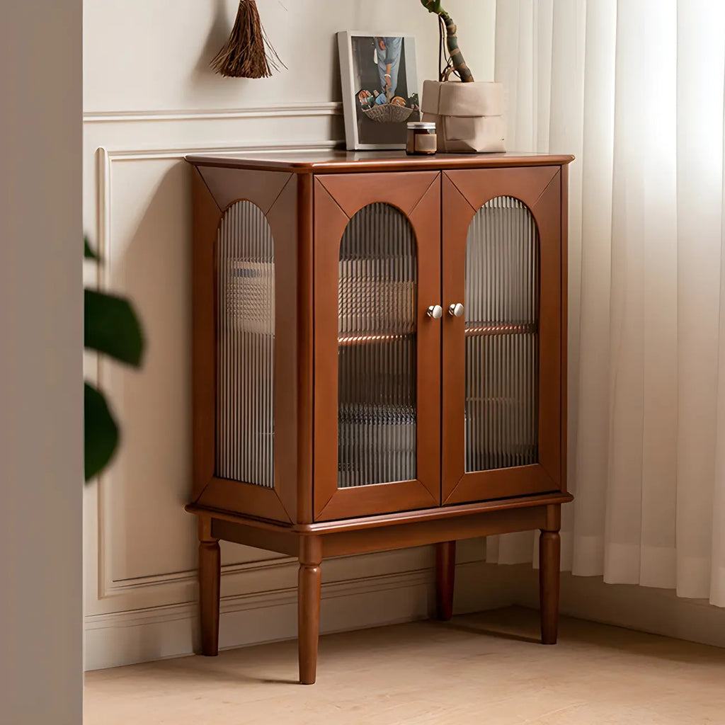 Petit vaisselier en bois brun avec porte vitrée et éclairage intégré.