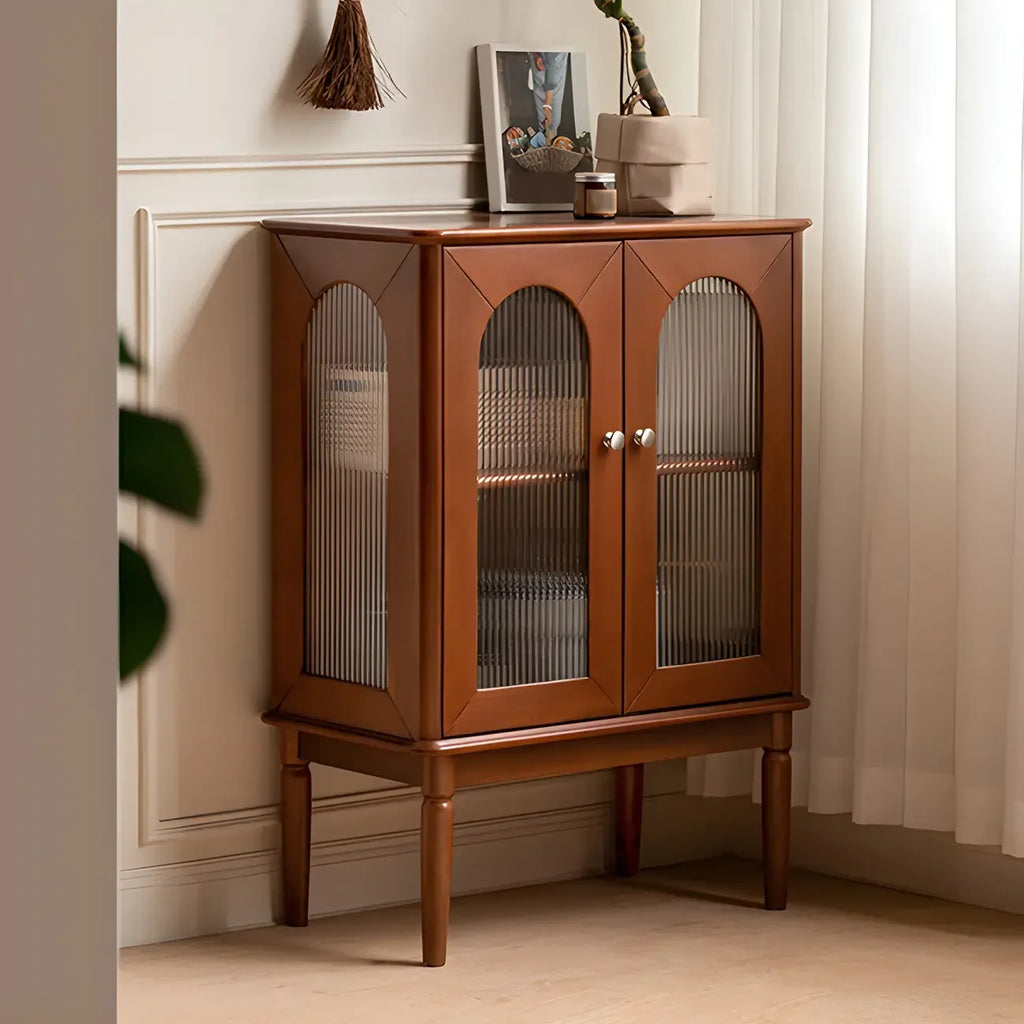 Petit vaisselier en bois brun avec porte vitrée et éclairage intégré.