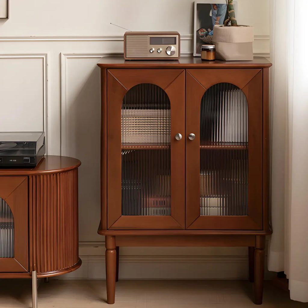Petit vaisselier en bois brun avec porte vitrée et éclairage intégré.