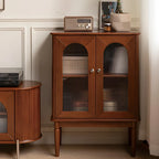Petit vaisselier en bois brun avec porte vitrée et éclairage intégré.