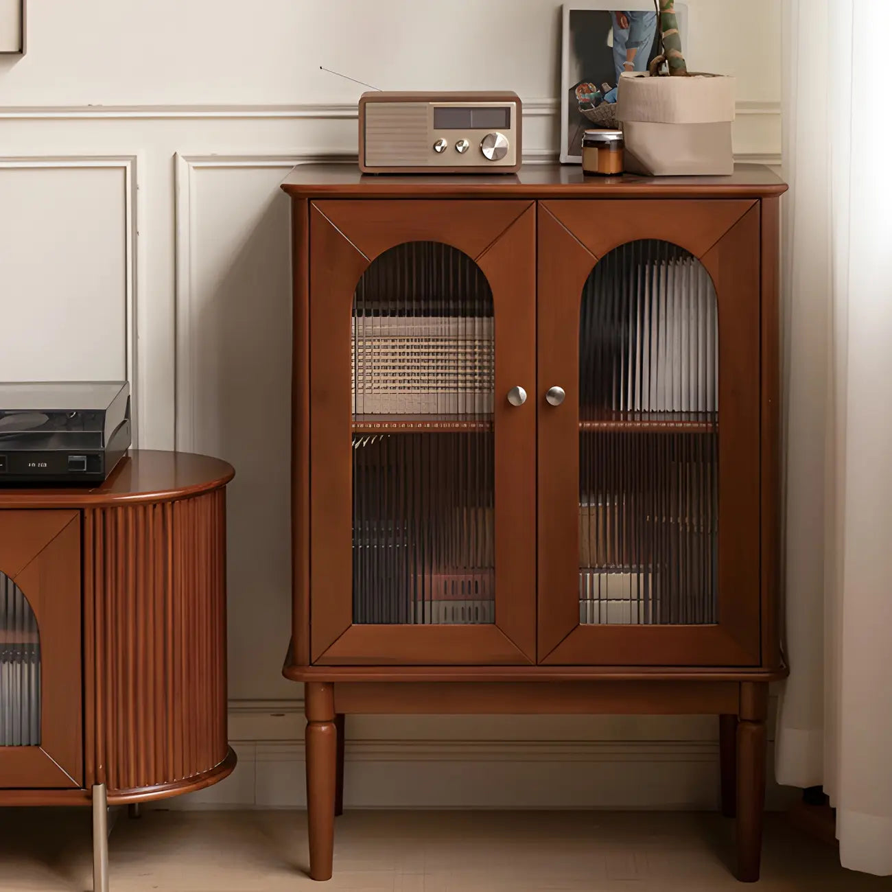 Petit vaisselier en bois brun avec porte vitrée et éclairage intégré.