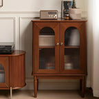 Petit vaisselier en bois brun avec porte vitrée et éclairage intégré.