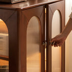 Petit vaisselier en bois brun avec porte vitrée et éclairage intégré.