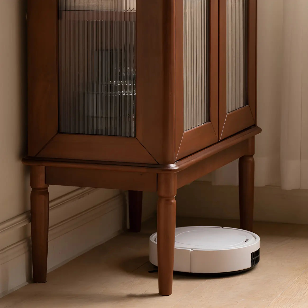 Petit vaisselier en bois brun avec porte vitrée et éclairage intégré.