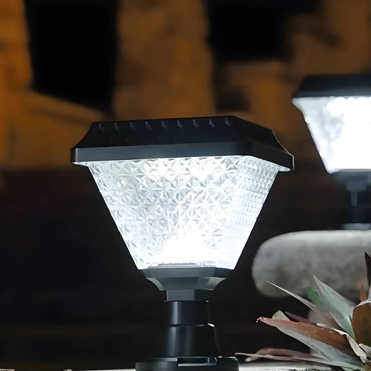 Lampes solaires d'extérieur hexagonales à facettes en plastique noir