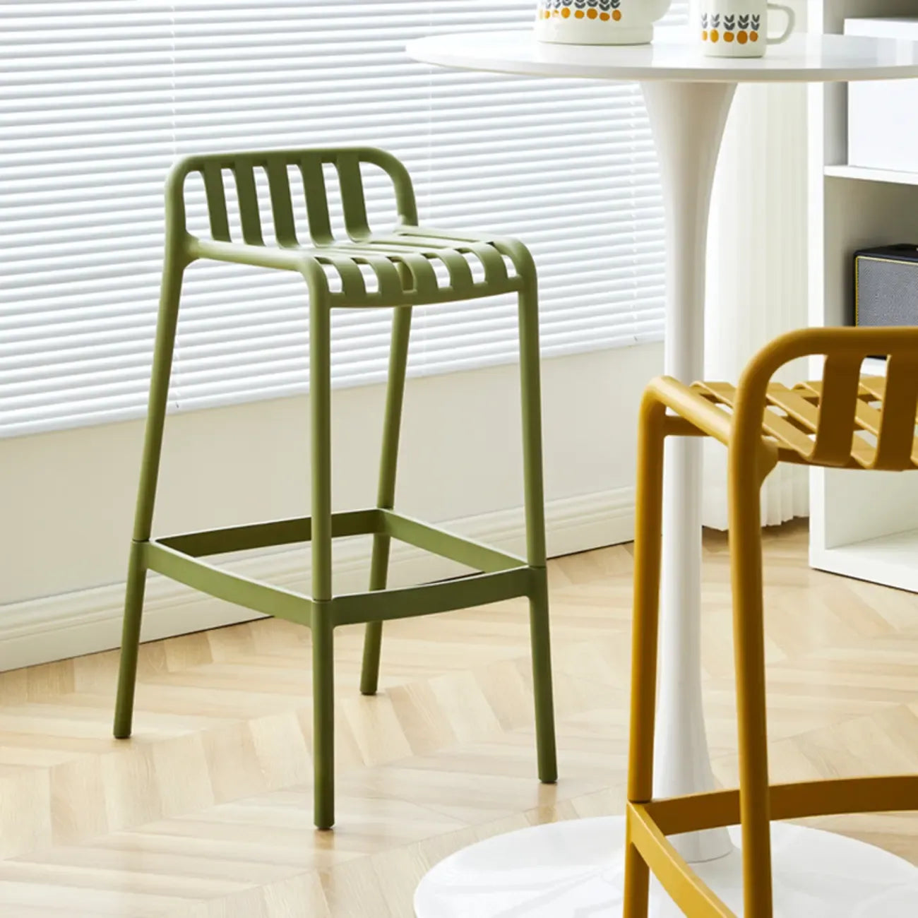 Tabouret de bar minimaliste en plastique pour intérieur et extérieur