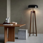 Lampadaire trépied en bois à dôme moderne avec prise pour salon