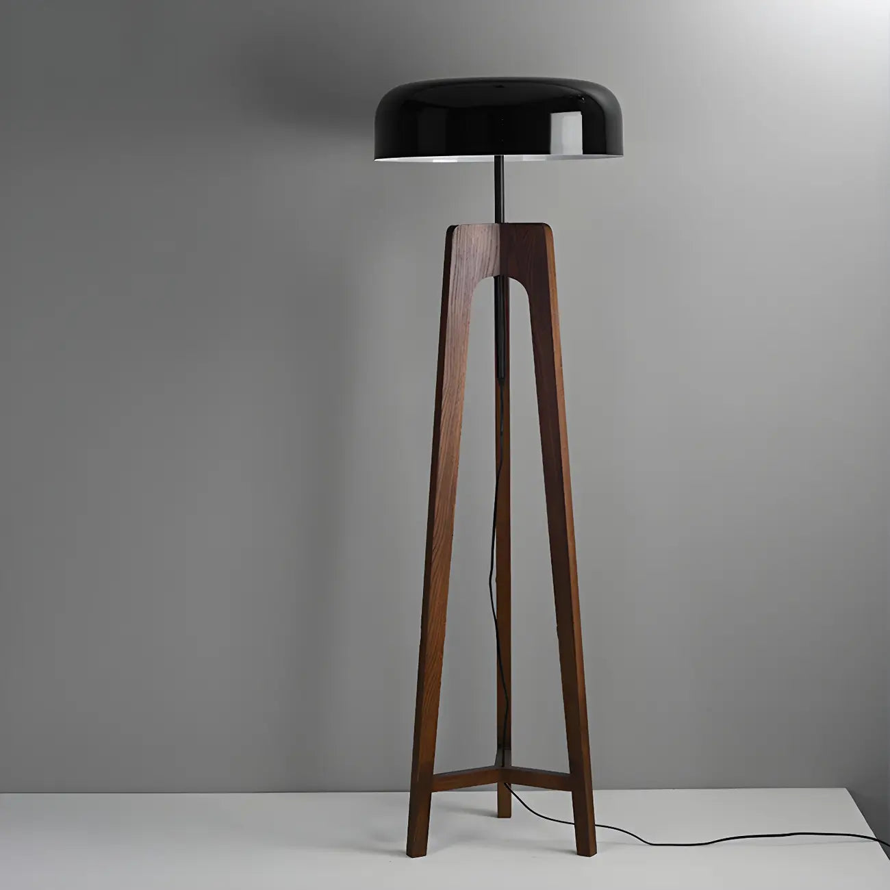 Lampadaire trépied en bois à dôme moderne avec prise pour salon