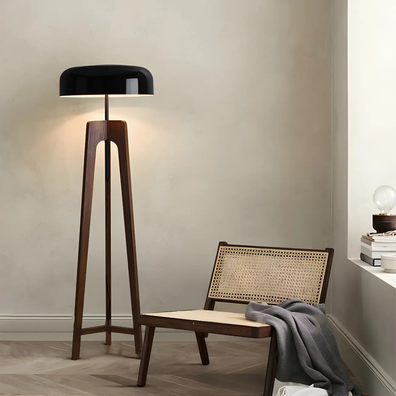 Lampadaire trépied en bois à dôme moderne avec prise pour salon