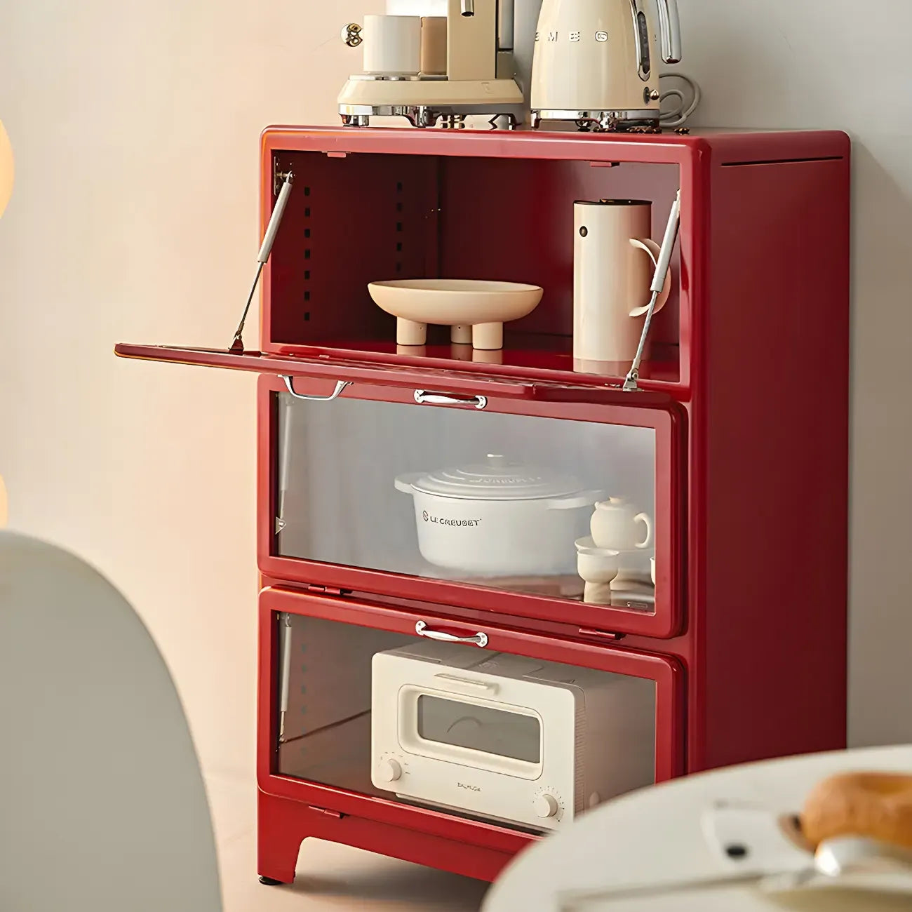 Vitrine rouge glamour en acier avec portes vitrées pour salle à manger