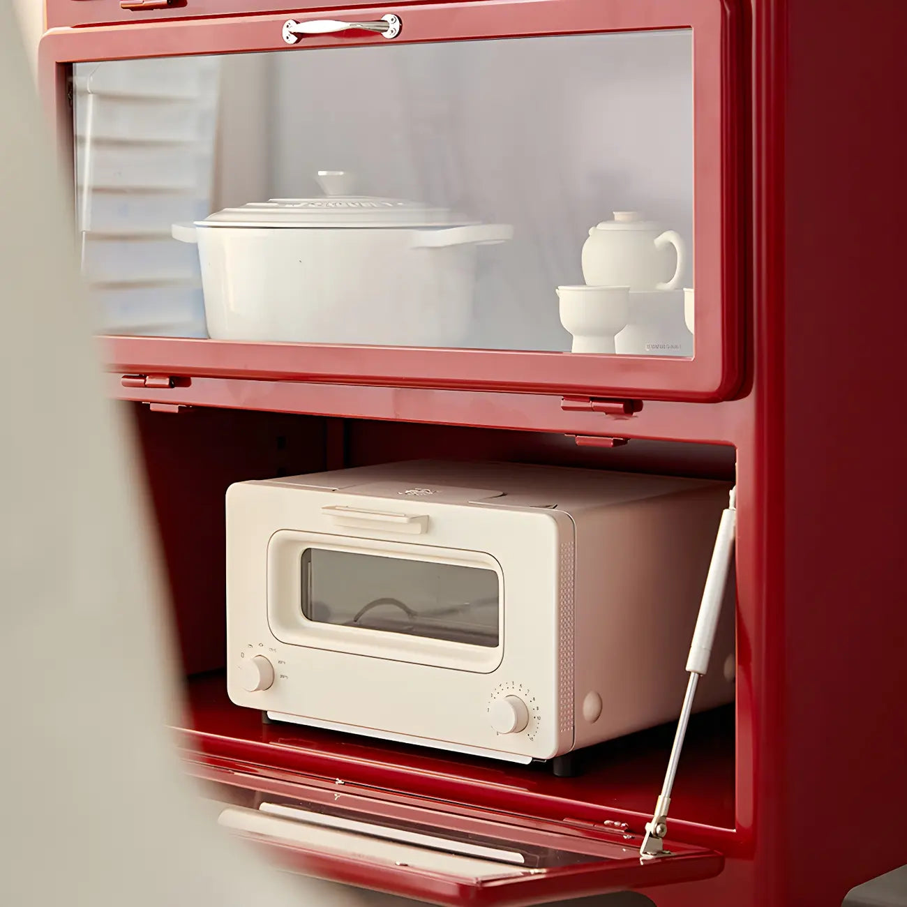 Vitrine rouge glamour en acier avec portes vitrées pour salle à manger
