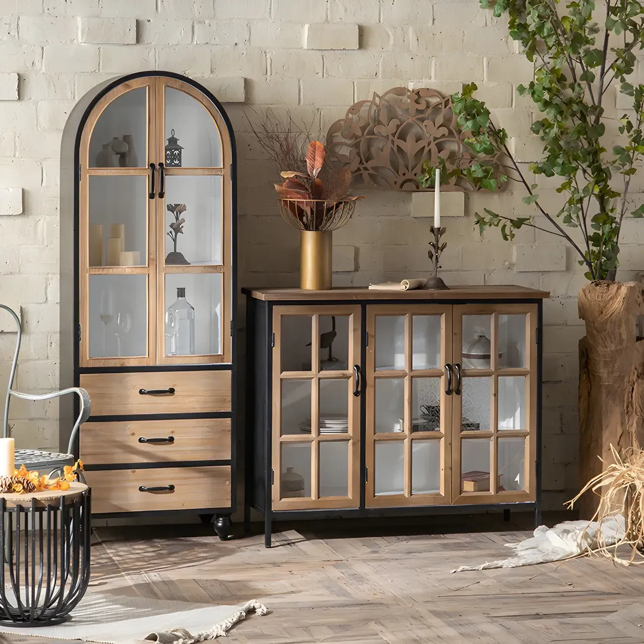 Vitrine classique en bois brun courbé avec porte vitrée