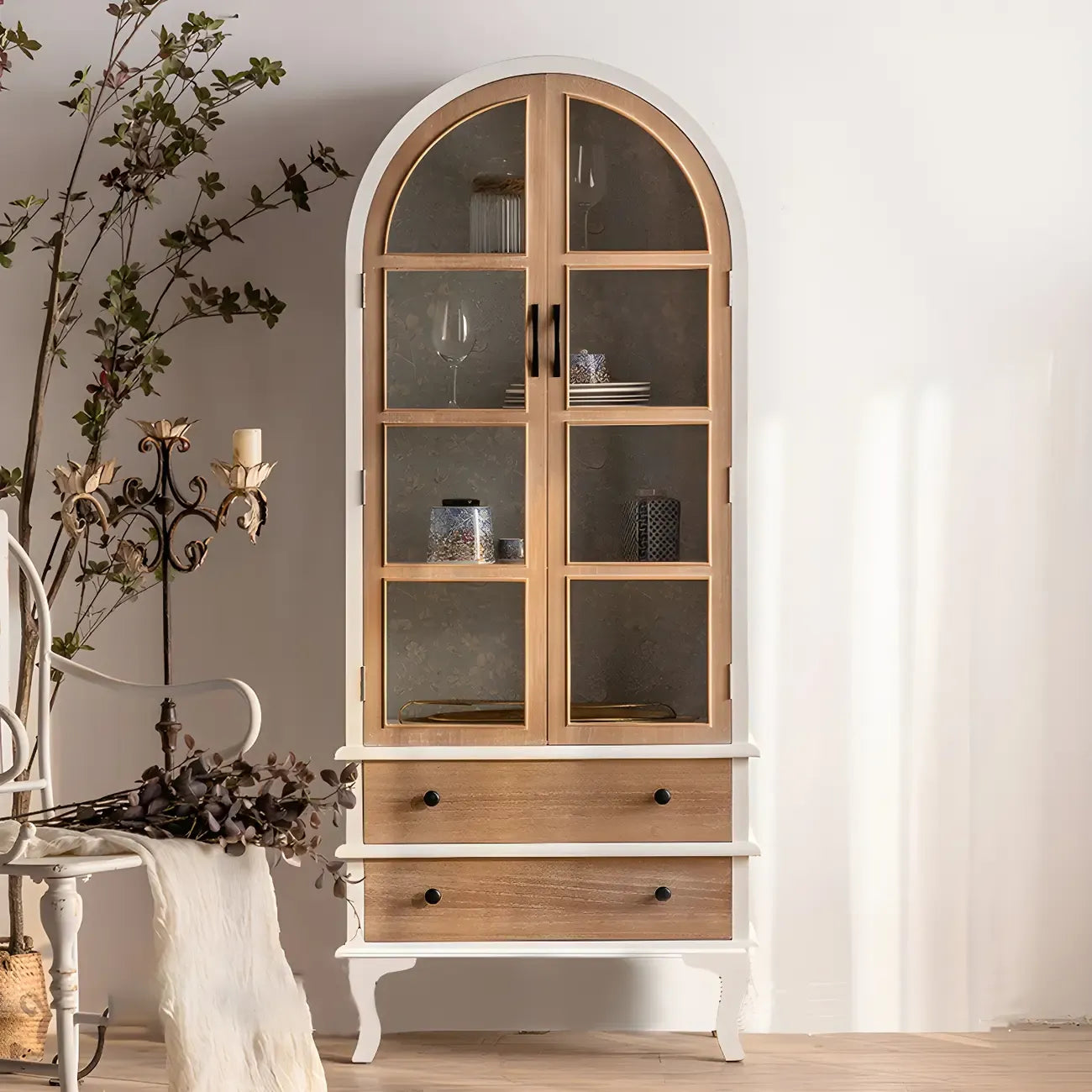 Vitrine classique en bois brun courbé avec porte vitrée