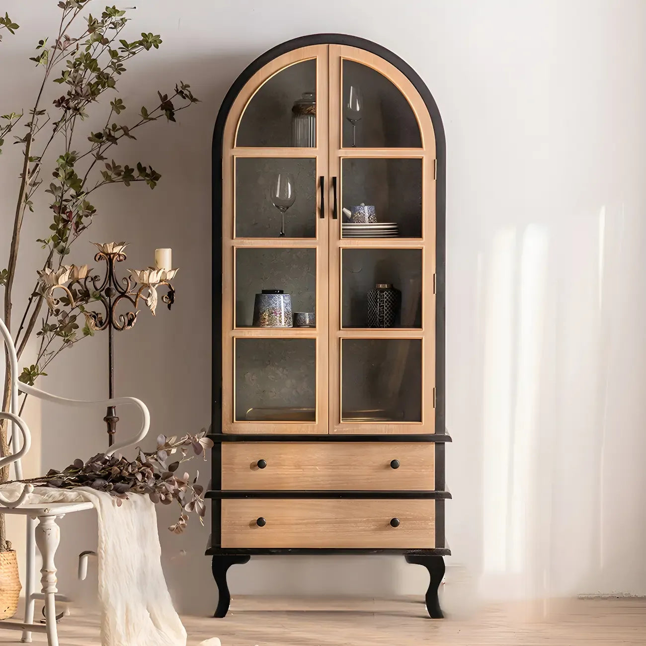 Vitrine classique en bois brun courbé avec porte vitrée
