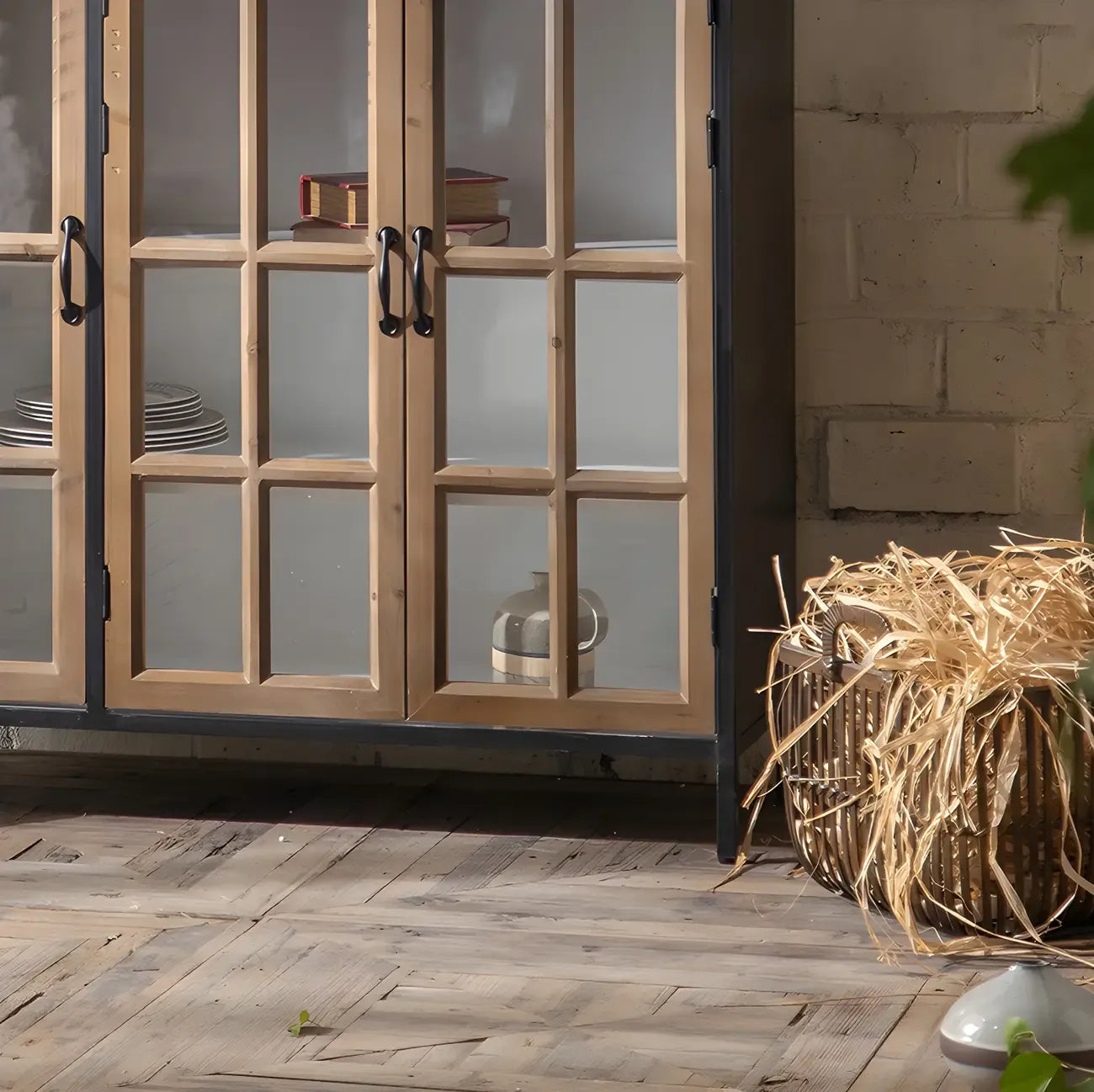 Vitrine classique en bois brun courbé avec porte vitrée