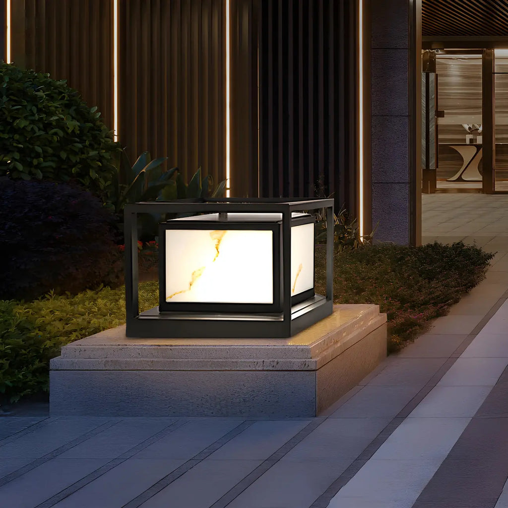 Élégants lampadaires solaires cubiques en métal noir pour l'extérieur