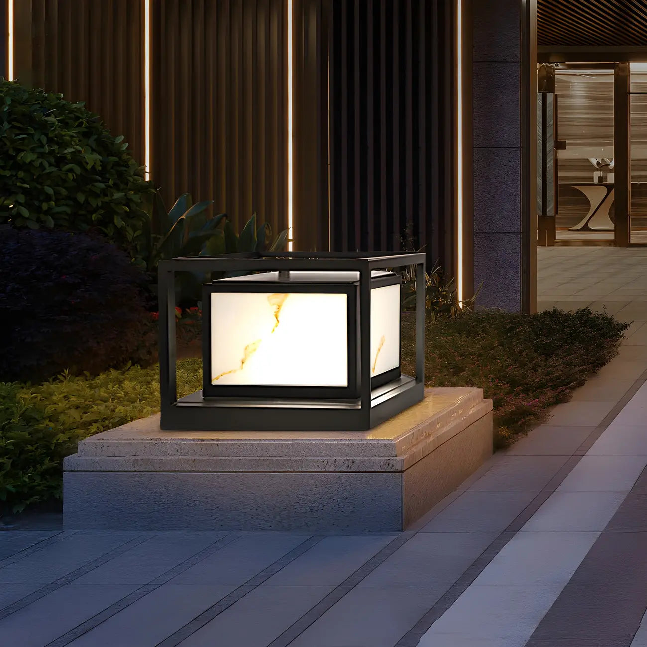 Élégants lampadaires solaires cubiques en métal noir pour l'extérieur