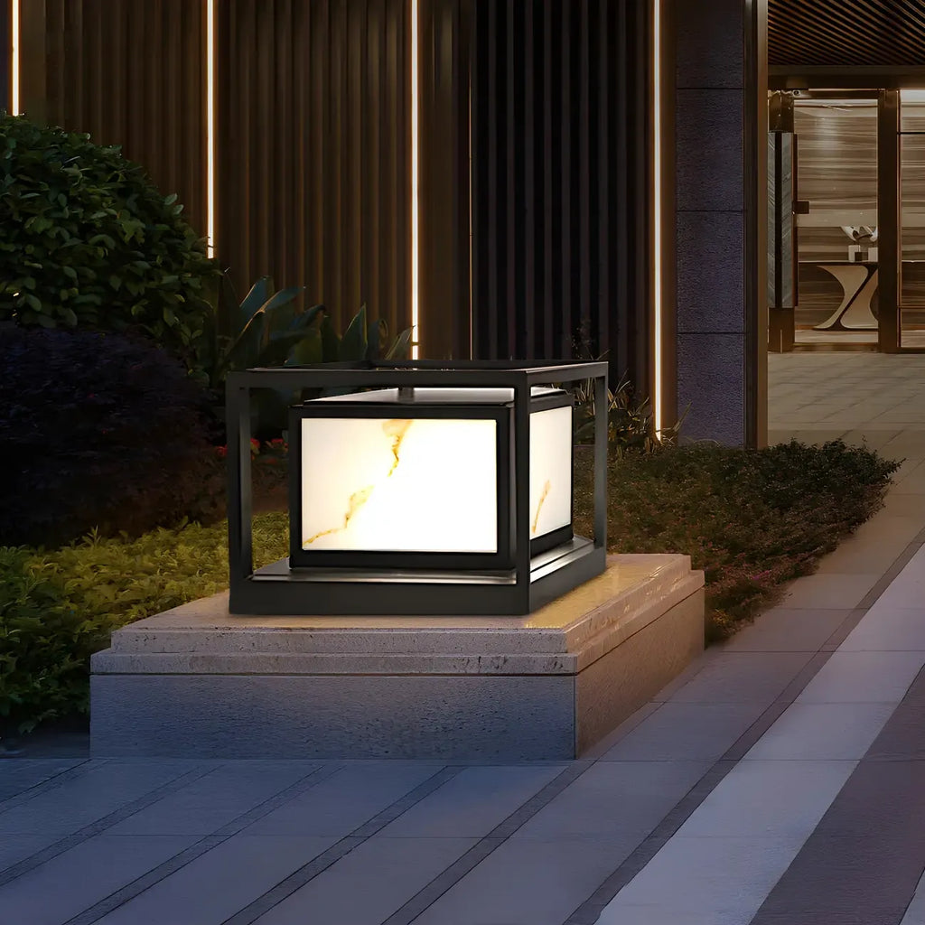 Élégants lampadaires solaires cubiques en métal noir pour l'extérieur