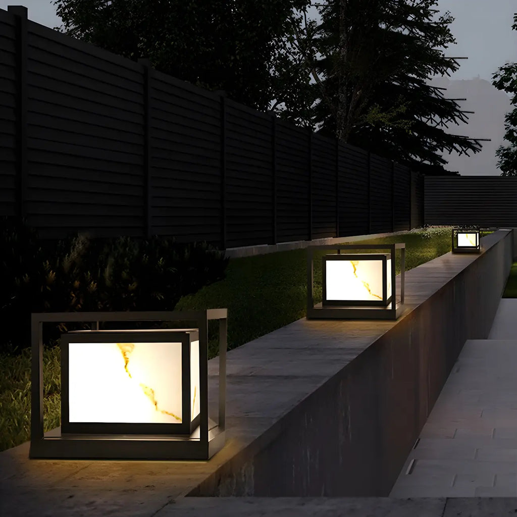 Élégants lampadaires solaires cubiques en métal noir pour l'extérieur