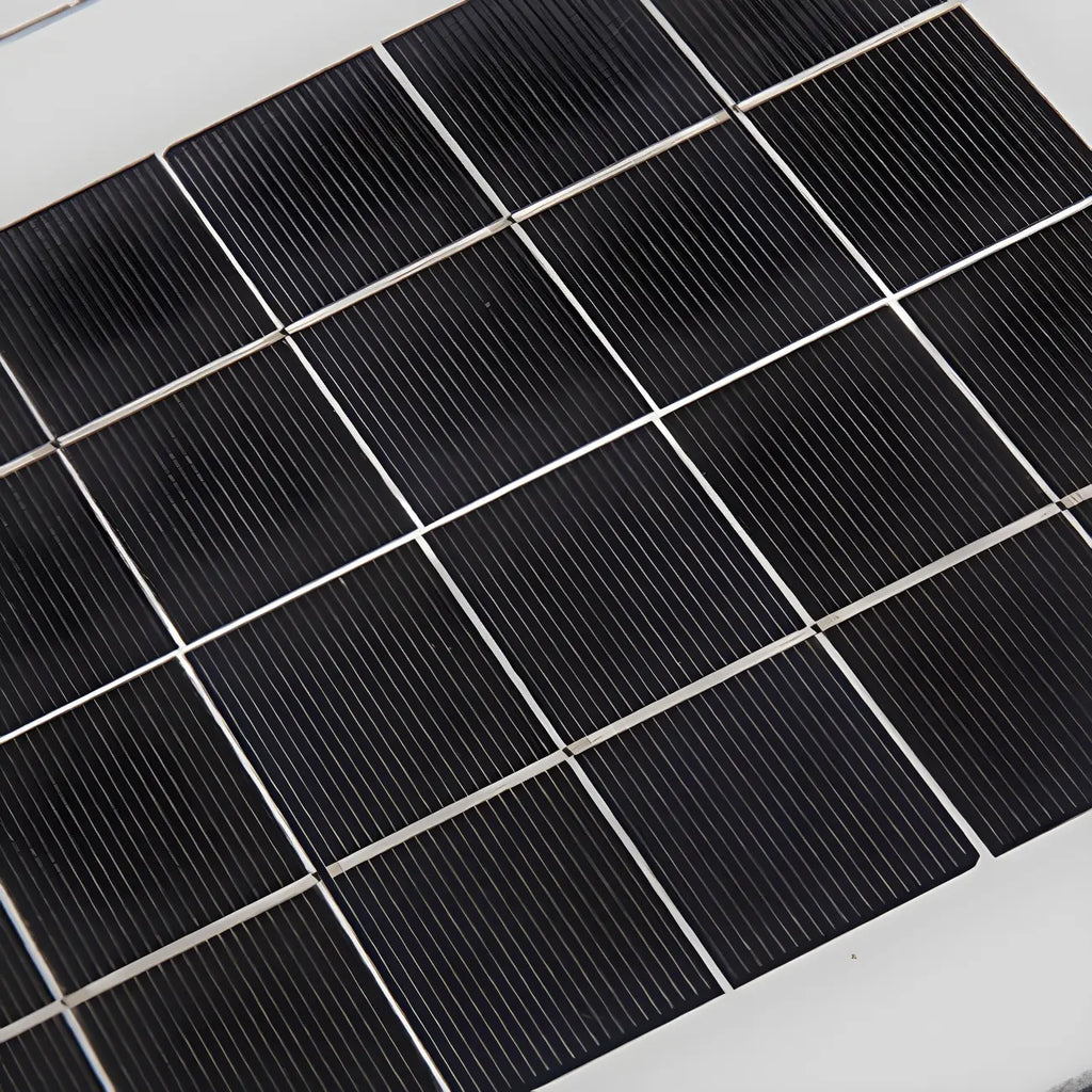 Élégants lampadaires solaires cubiques en métal noir pour l'extérieur