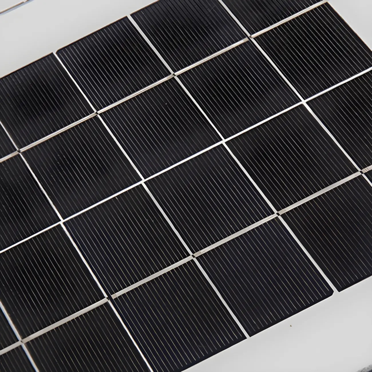Élégants lampadaires solaires cubiques en métal noir pour l'extérieur