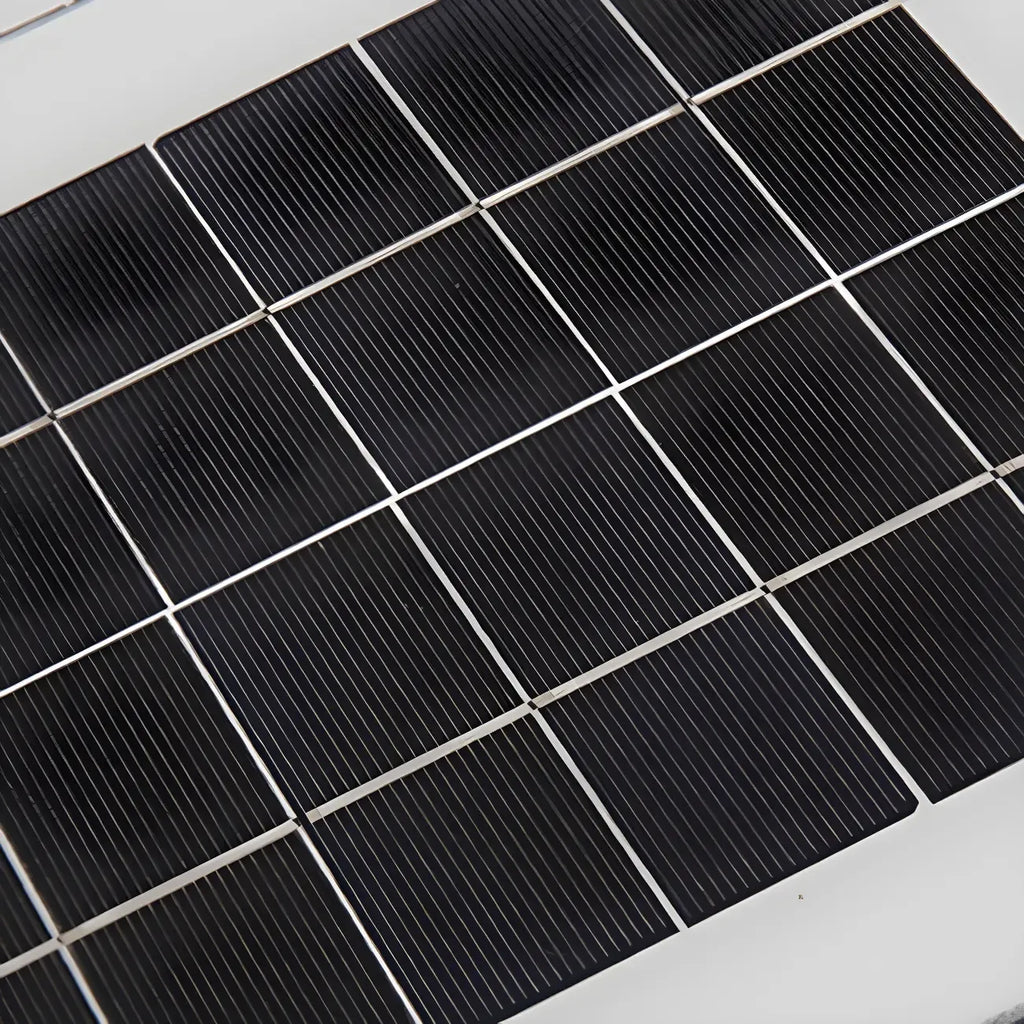 Élégants lampadaires solaires cubiques en métal noir pour l'extérieur