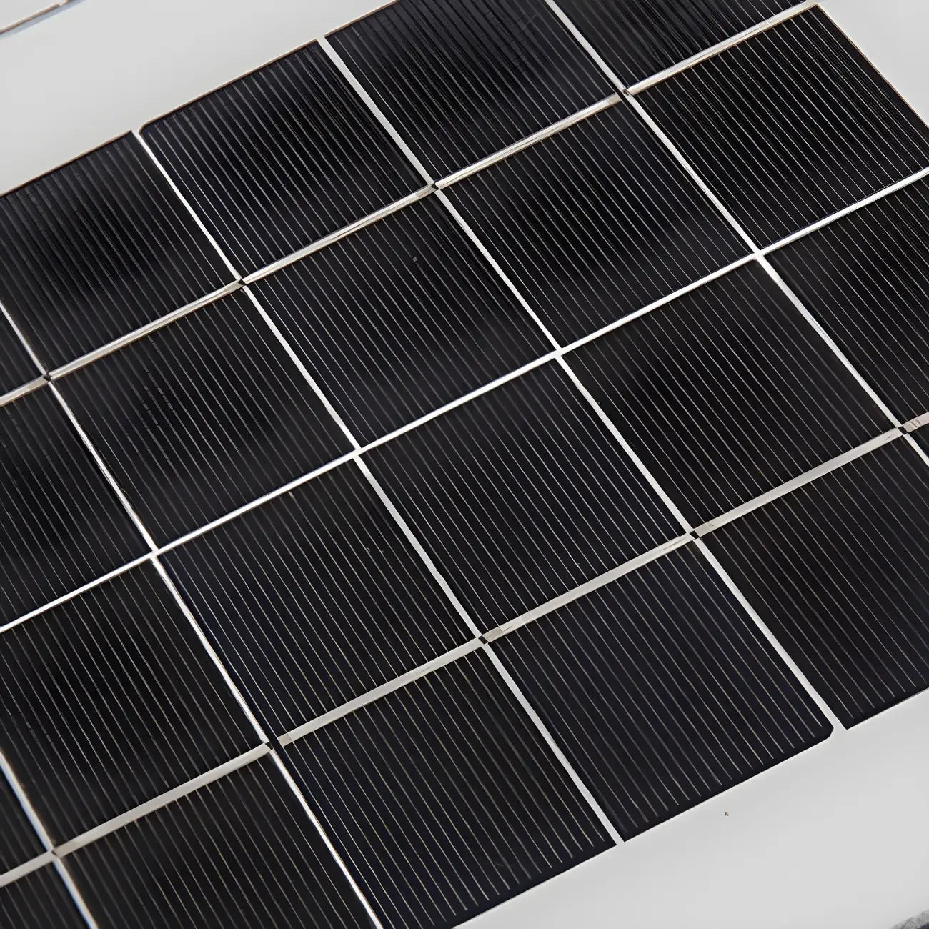 Élégants lampadaires solaires cubiques en métal noir pour l'extérieur