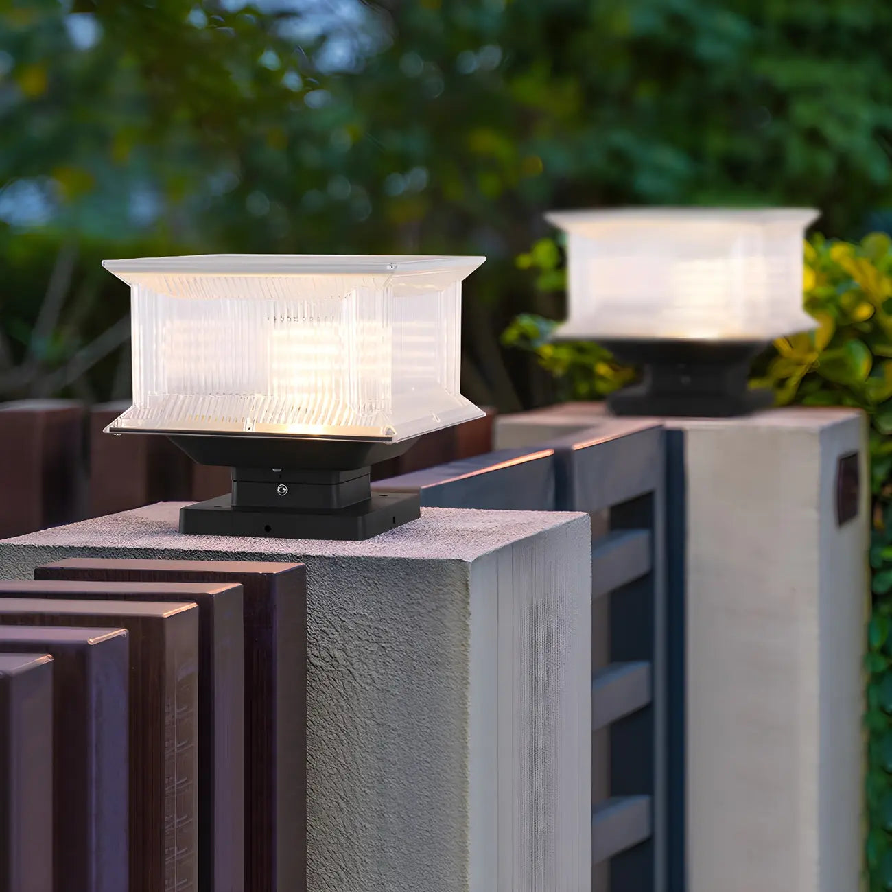 Lampadaires solaires d'extérieur modernes à abat-jour transparent géométrique.