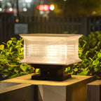 Lampadaires solaires d'extérieur modernes à abat-jour transparent géométrique.