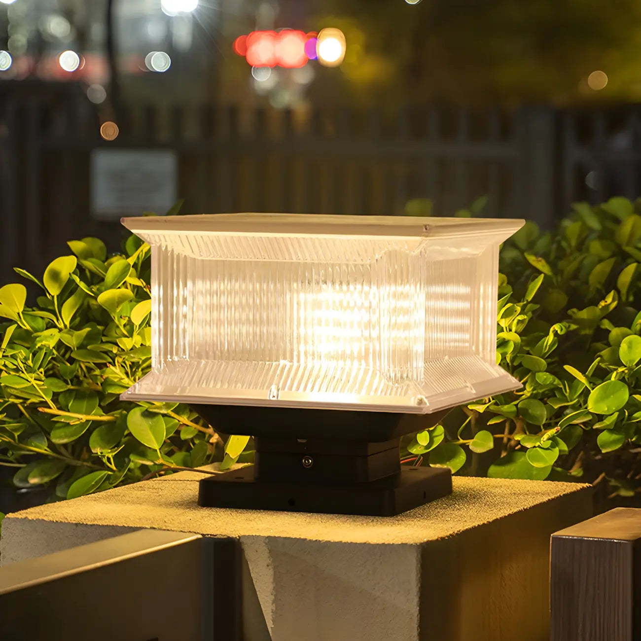 Lampadaires solaires d'extérieur modernes à abat-jour transparent géométrique.