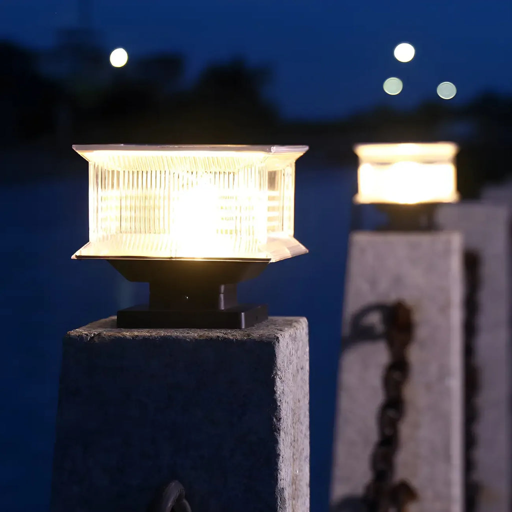 Lampadaires solaires d'extérieur modernes à abat-jour transparent géométrique.