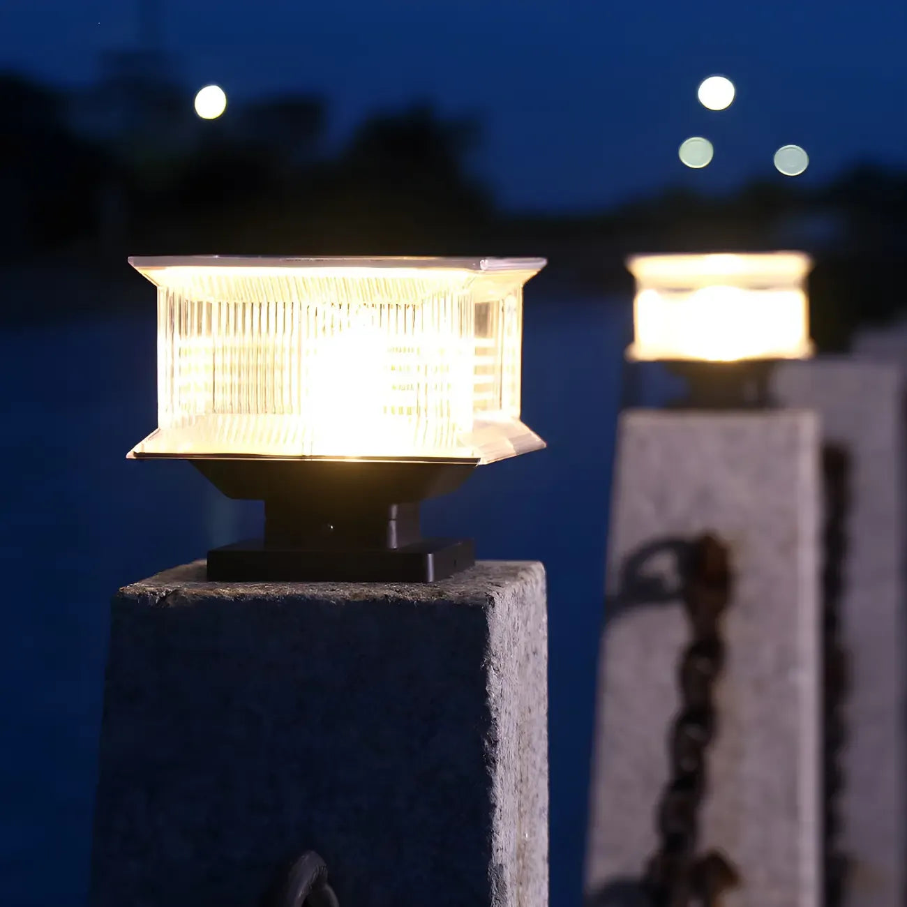 Lampadaires solaires d'extérieur modernes à abat-jour transparent géométrique.