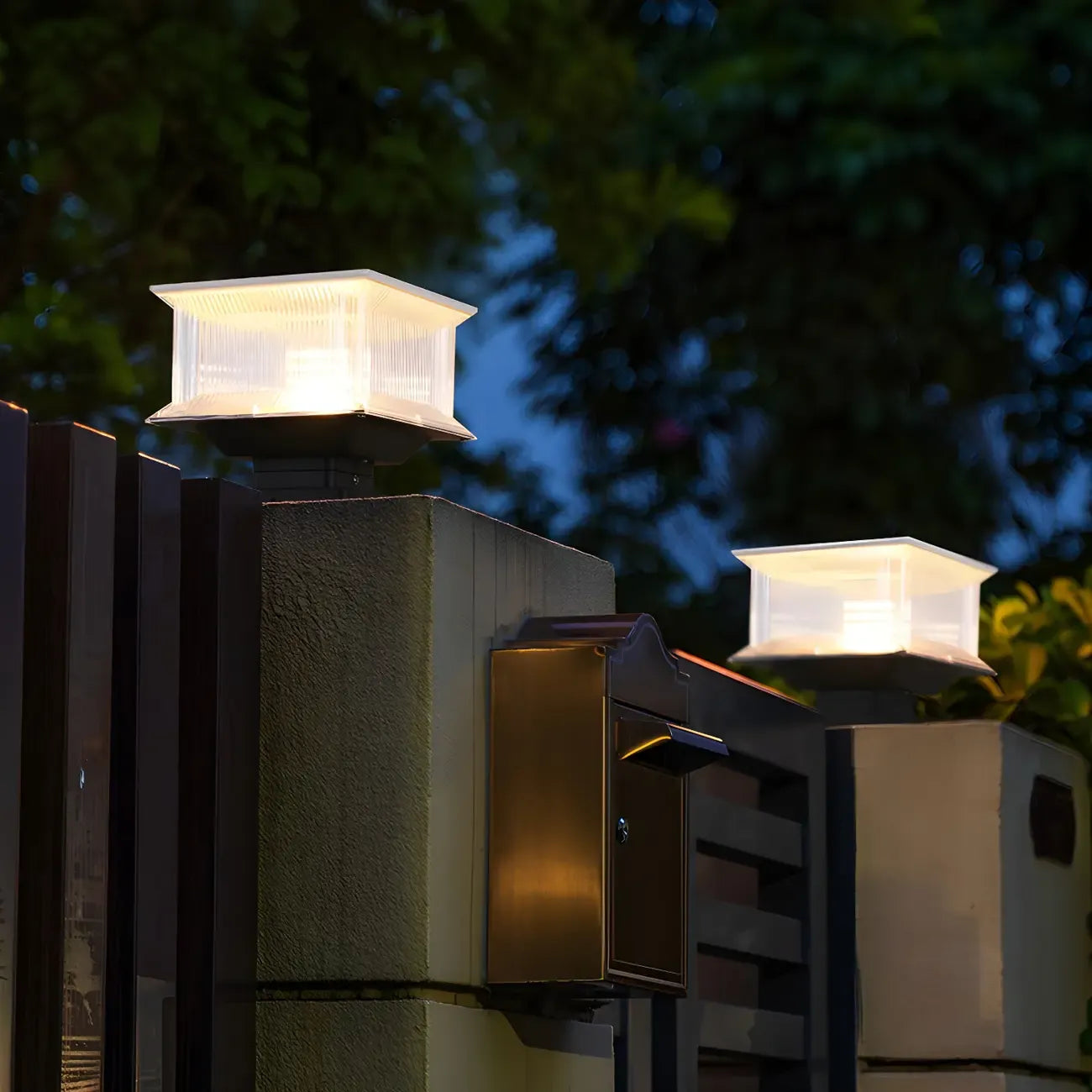 Lampadaires solaires d'extérieur modernes à abat-jour transparent géométrique.