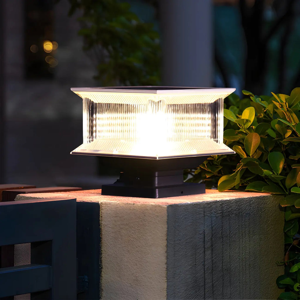 Lampadaires solaires d'extérieur modernes à abat-jour transparent géométrique.