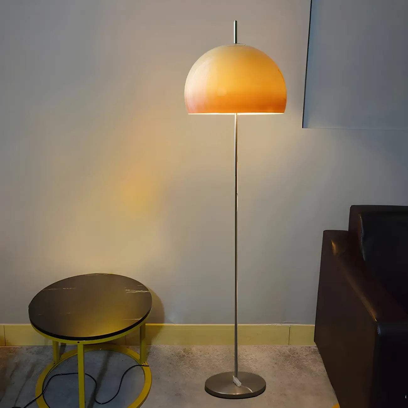 Lampadaire contemporain avec dôme en verre orange ambré