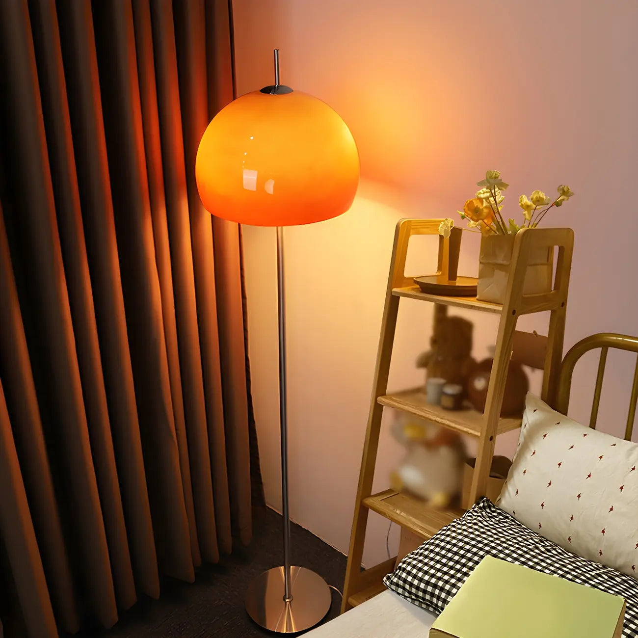 Lampadaire contemporain avec dôme en verre orange ambré