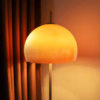 Lampadaire contemporain avec dôme en verre orange ambré