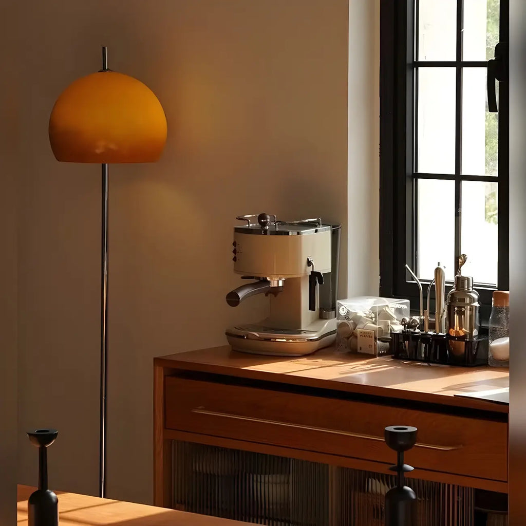 Lampadaire contemporain avec dôme en verre orange ambré
