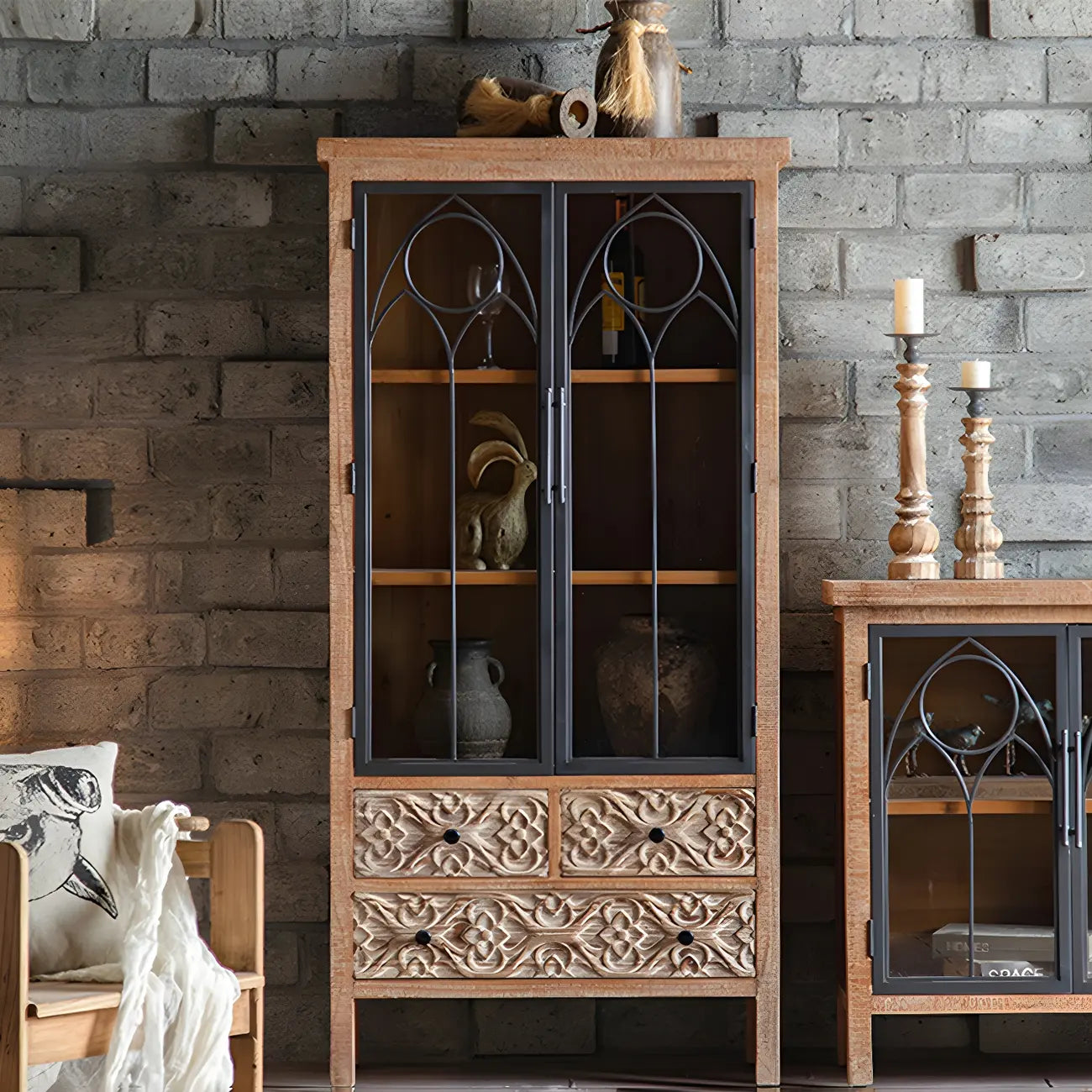 Vitrine classique à deux tiroirs en bois brun moyen et verre