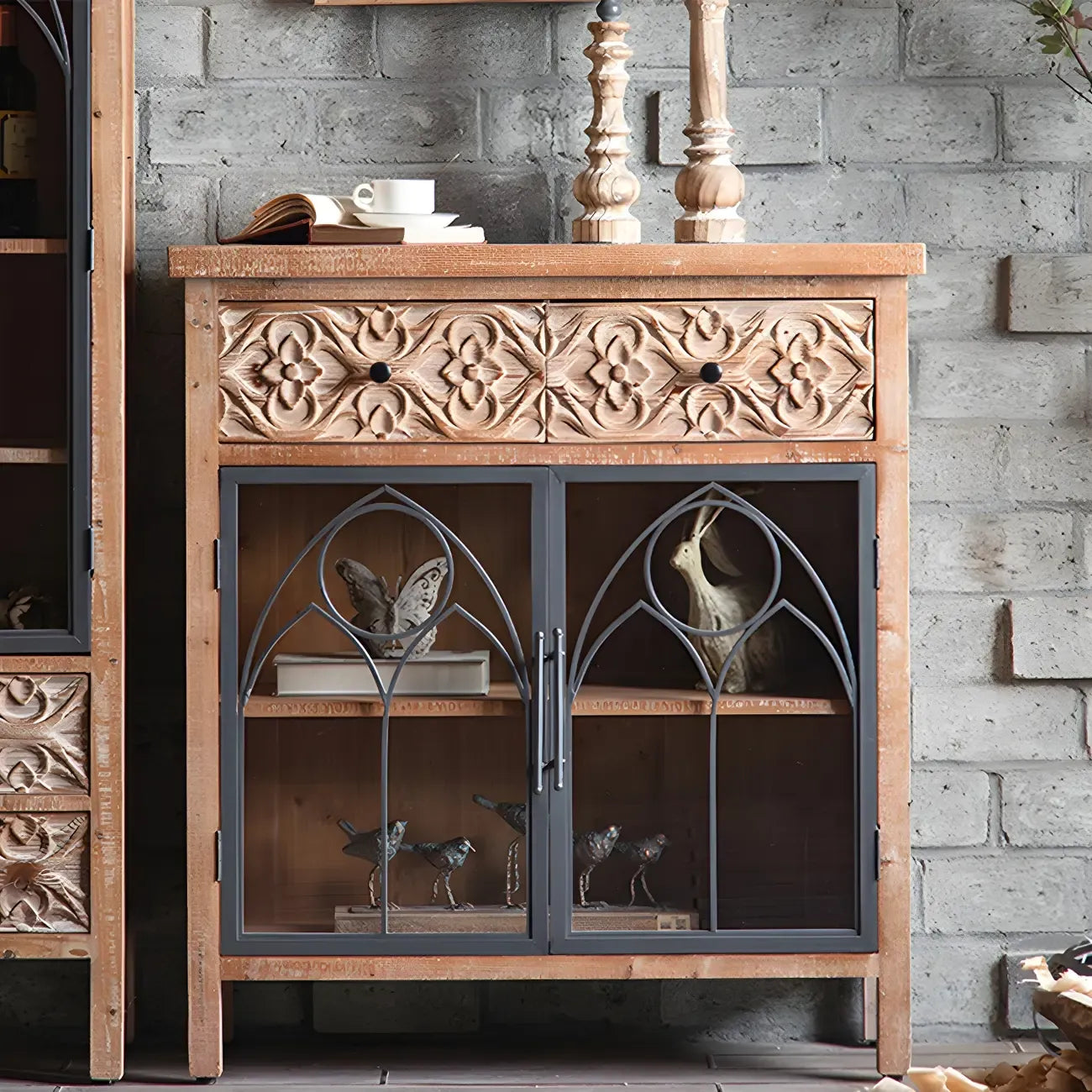 Vitrine classique à deux tiroirs en bois brun moyen et verre